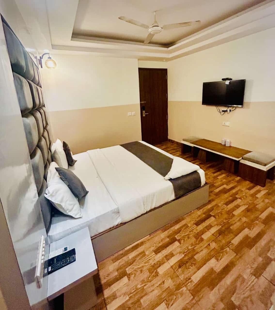 Hotel Airport City Нью-Дели Экстерьер фото