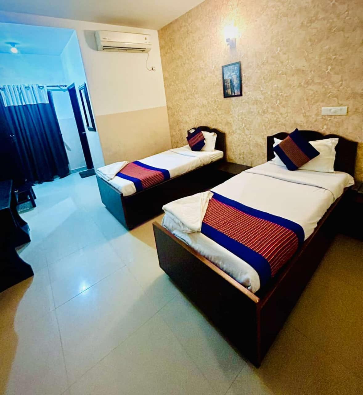Hotel Airport City Нью-Дели Экстерьер фото